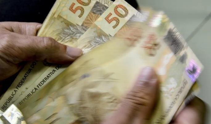 Aposentados e pensionistas começam a receber antecipação do 13º