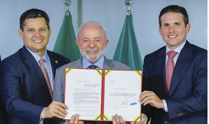 Lula entrega PEC da Segurança Pública para tramitação no Congresso